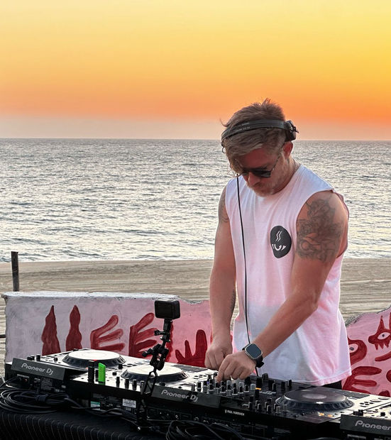 DJ Eduardo Pedrin at event